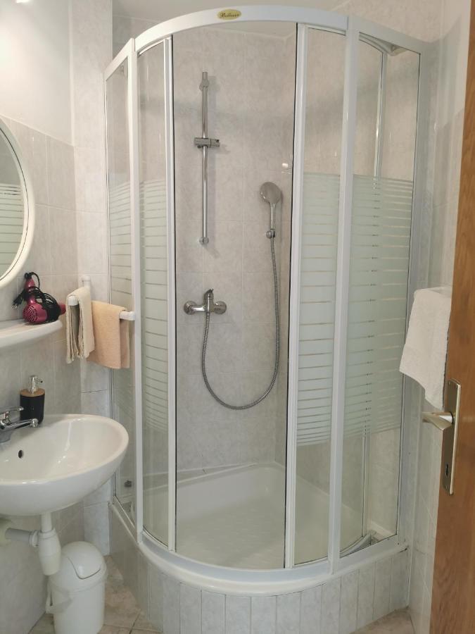 Apartman Tudor Kuzma ฮวาร์ ภายนอก รูปภาพ