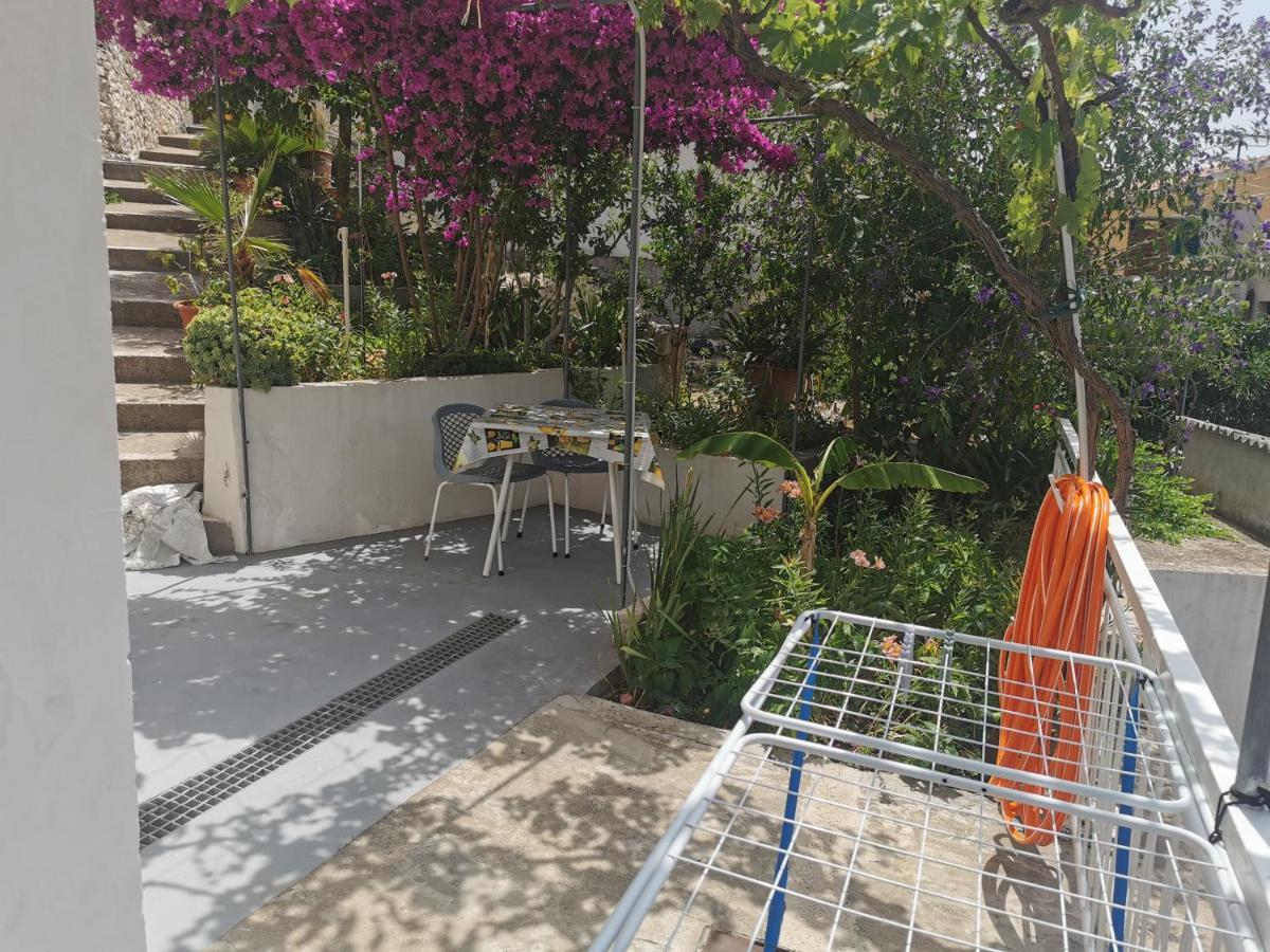 Apartman Tudor Kuzma ฮวาร์ ภายนอก รูปภาพ