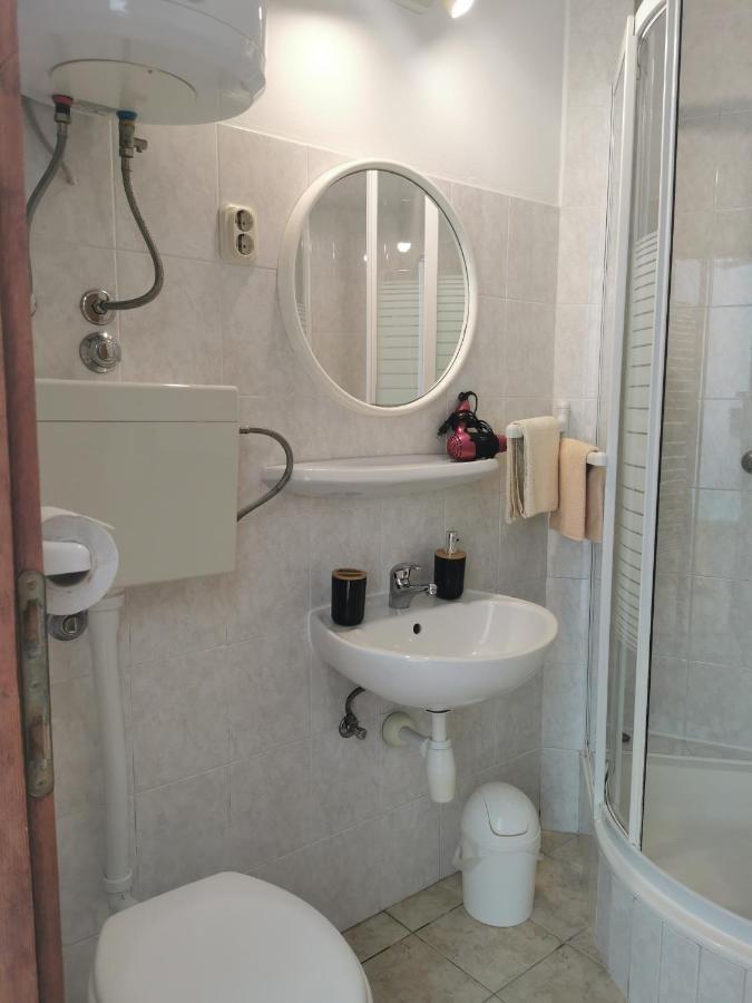 Apartman Tudor Kuzma ฮวาร์ ภายนอก รูปภาพ